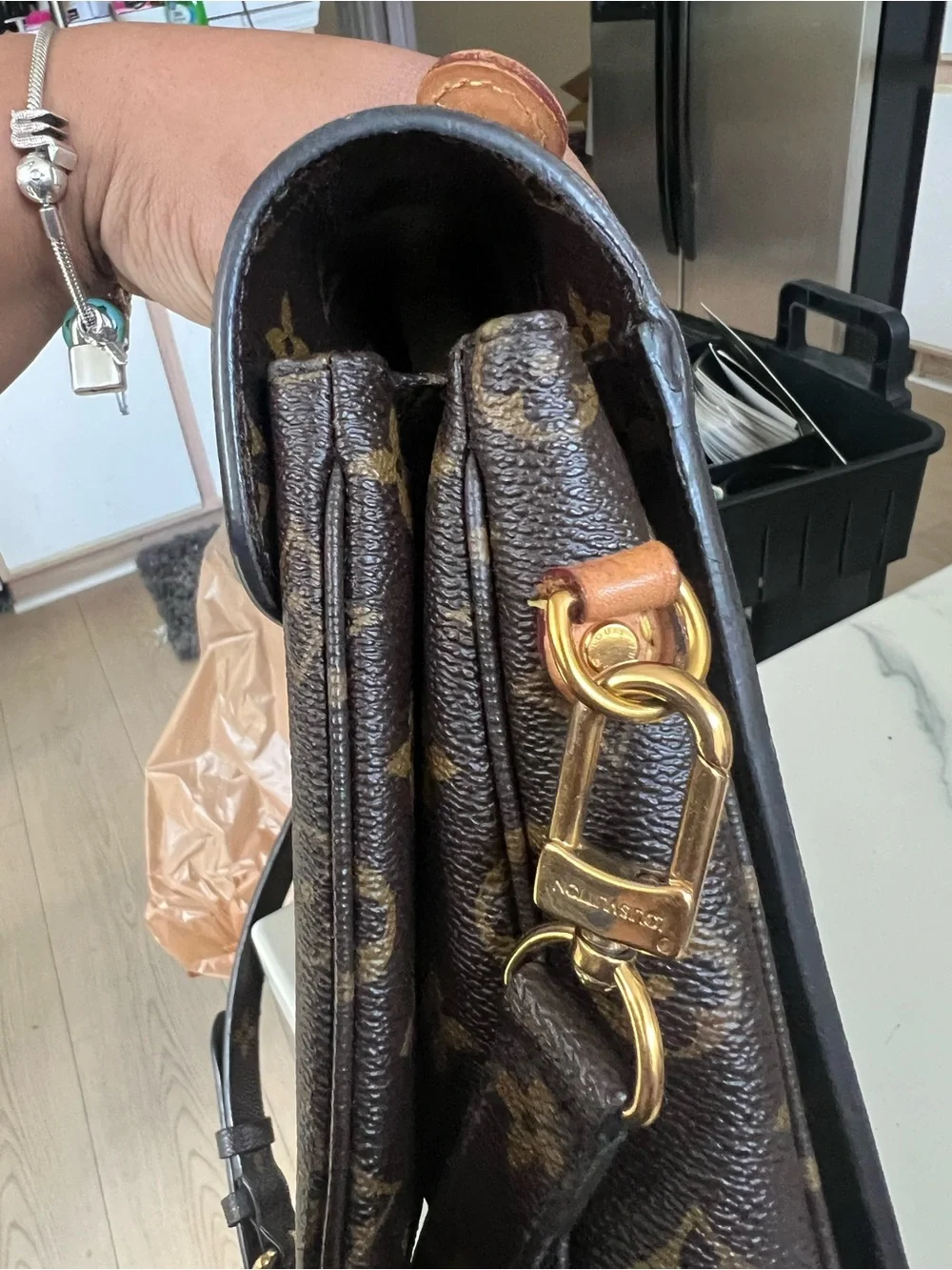 100% Authentic Louis Vuitton Pouchette Metis in monogram canvas